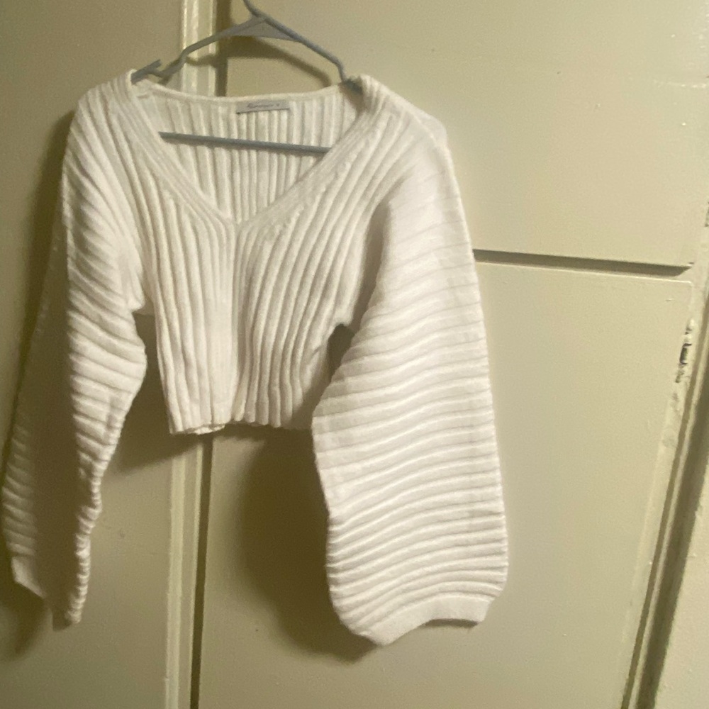 Chic White V-Neck Ribbed Sweater - Picture 2 of 5